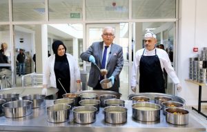 Kdz. Ereğli Belediyesi’nden, Türkiye’ye örnek olan “evlere sıcak aş” uygulaması