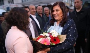 Aydın Büyükşehir Belediyesi, Ramazan ayı boyunca kentin farklı noktalarında düzenlediği iftar programlarıyla vatandaşları birebir sofrada buluşturmaya devam ediyor.