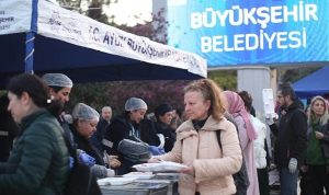 Aydın Büyükşehir Belediyesi’nin kurduğu klâsik iftar sofraları, binlerce Aydınlıyı bir ortaya getirmeye devam ediyor