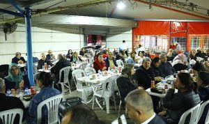 Depremzedeler iftar yemeğinde bir ortaya geldi