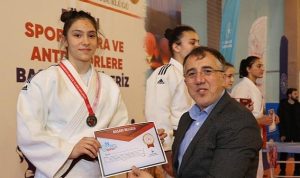 Nevşehir Belediye Lideri Dr. Mehmet Savran, Okul Sporları Judo Yıldızlar Kız – Erkek Türkiye Birinciliği Karşılaşmaları ödül merasimine katıldı