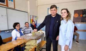 Baskan Tugay ve esi oy kullandı