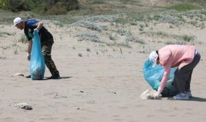 Uzunkum Sahili’nde kıyı temizliği yapıldı