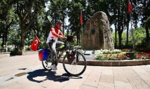 Cumhuriyet’in 100. yılı anısına Sivas’tan Karşıyaka’ya pedalladı
