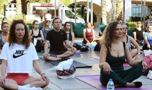 Karşıyaka’da en uzun güne yoga ile başladılar