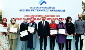 Törende kursiyerler sertifikalarını Selçuklu Belediye Başkanı Ahmet Pekyatırmacı ve Selçuklu İlçe Milli Eğitim Müdürü Turan Kayacılar’ın elinden aldı