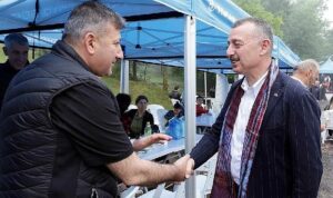 Başkan Büyükakın’a hediye kemençe