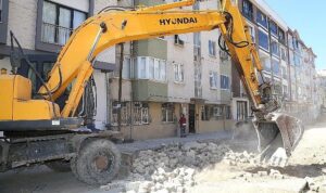 Edremit’te Yol Çalışmaları Hız Kesmeden Devam Ediyor