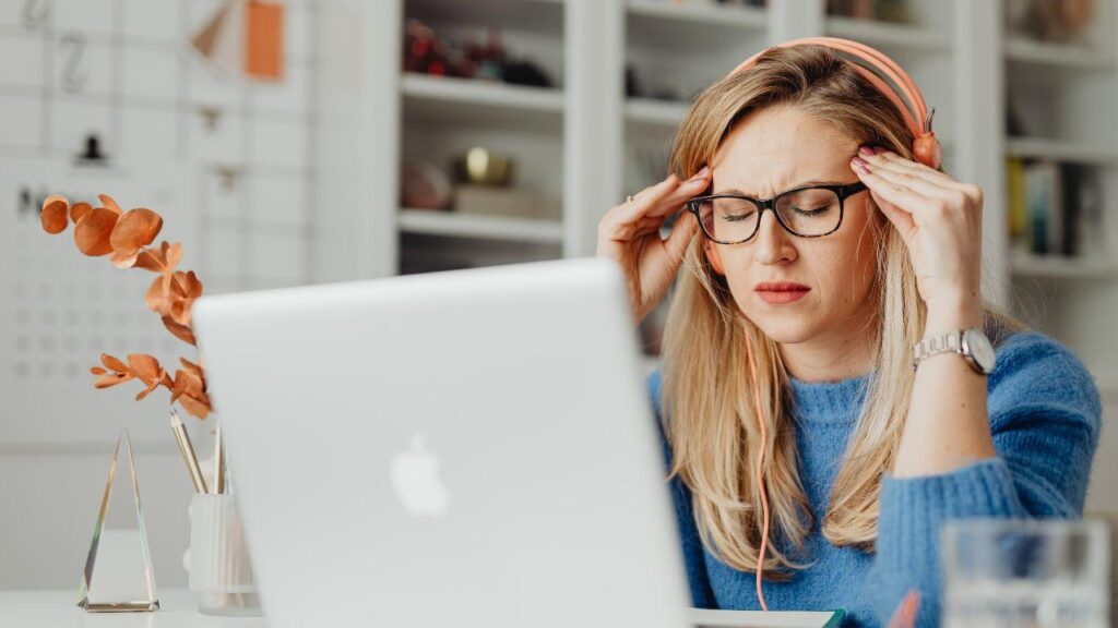 Baş Ağrısını İlaçla Gidermek Doğru Mu ?