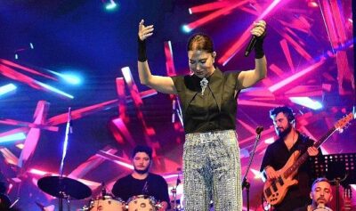 Ebru Yaşar’dan Büyüleyici Sahne Performansı: Hastalığa İnat!