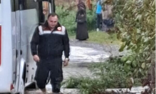 Kızılca’da mahsur kalan servis aracına Jandarma yetişti