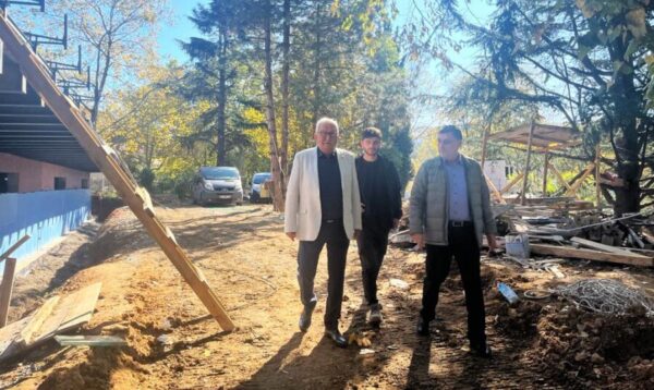 BAŞKAN POSBIYIK, AYAĞININ TOZUYLA BELEDİYENİN SAHADAKİ ÇALIŞMALARINI DENETLEDİ