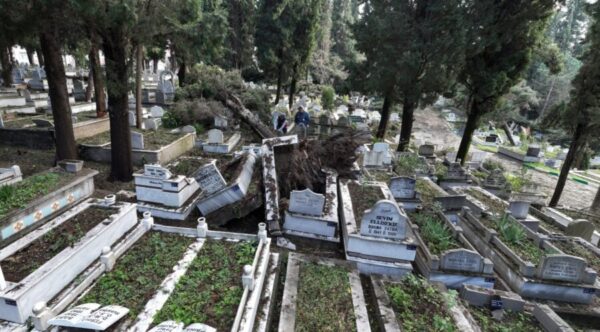 FIRTINADA HASAR GÖREN MEZARLARIN TESPİTLERİ YAPILIYOR