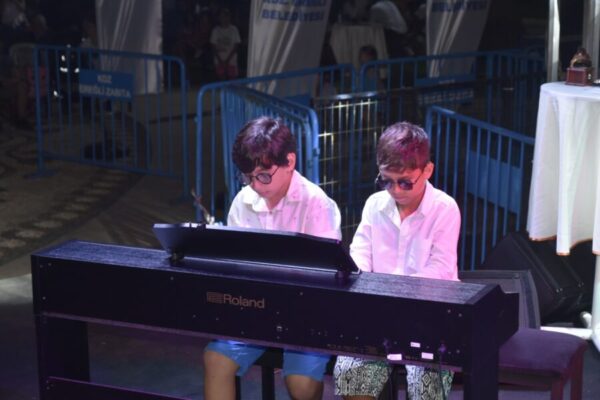 SOKAKTA PİYANO ETKİNLİĞİ İLGİ GÖRÜYOR