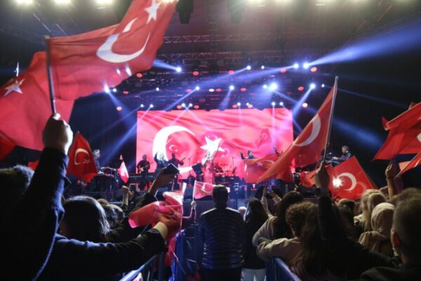 AŞKIN NUR YENGİ, KDZ. EREĞLİ’NİN COŞKUSUNA COŞKU KATTI