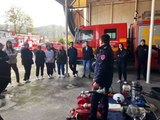GÖNÜLLÜ İTFAİYECİLER SAHAYA ÇIKTI