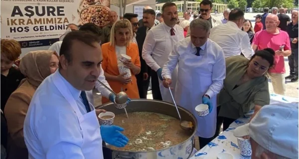 Bakan Kacır Zonguldak'ta vatandaşlara aşure ikram etti